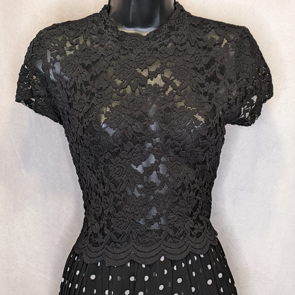 VGUC Medium Women's Short Sleeves Mock Neck Lace Mesh Crop Top